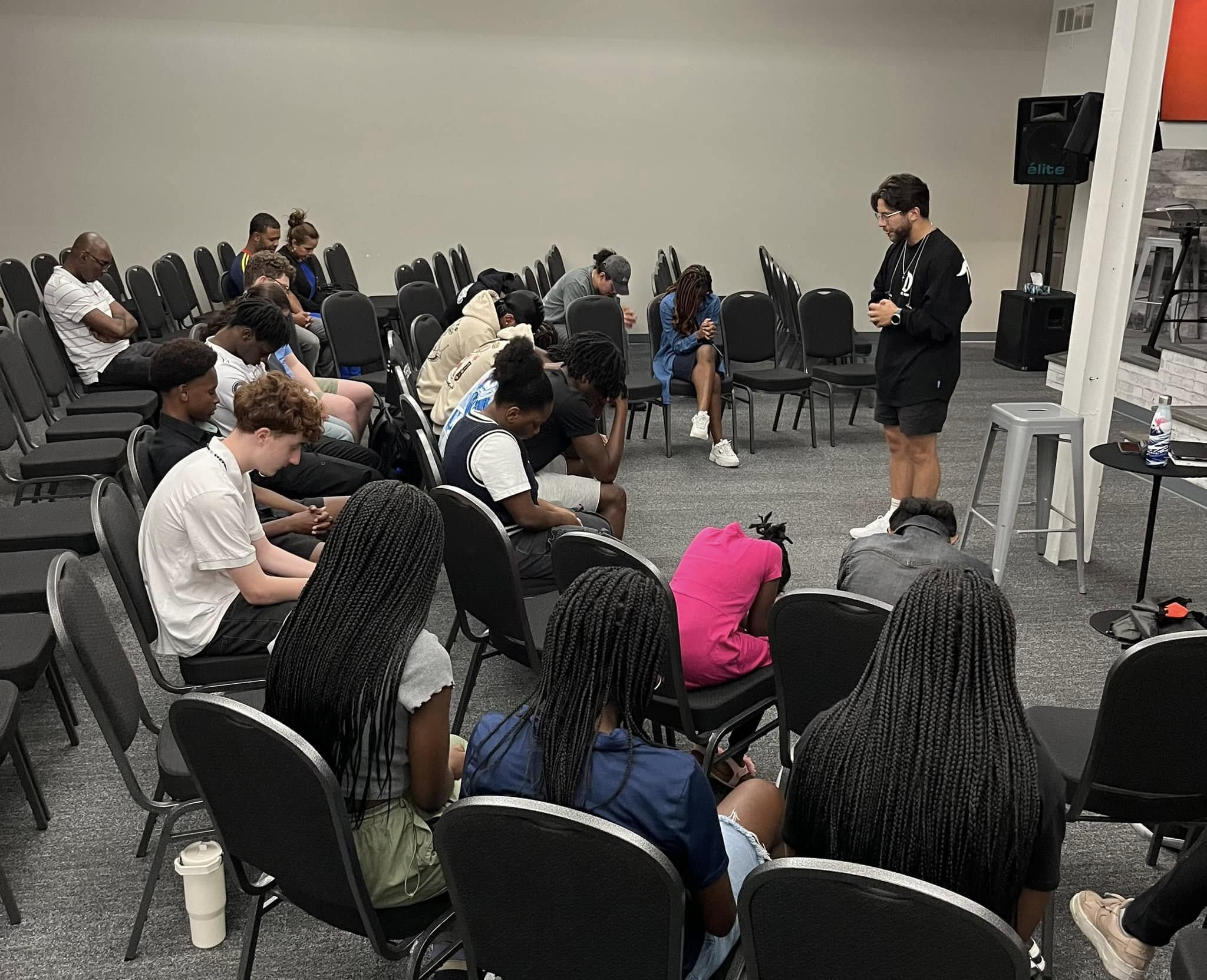 Groupe de jeunes en prière